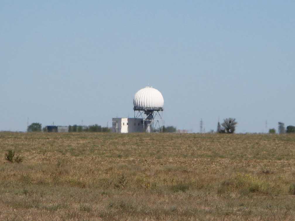 Одна из антенн за территорией центра.