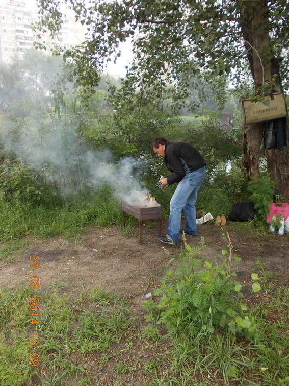 Киев, Позняки, шашлык из сома у озера, грибы.